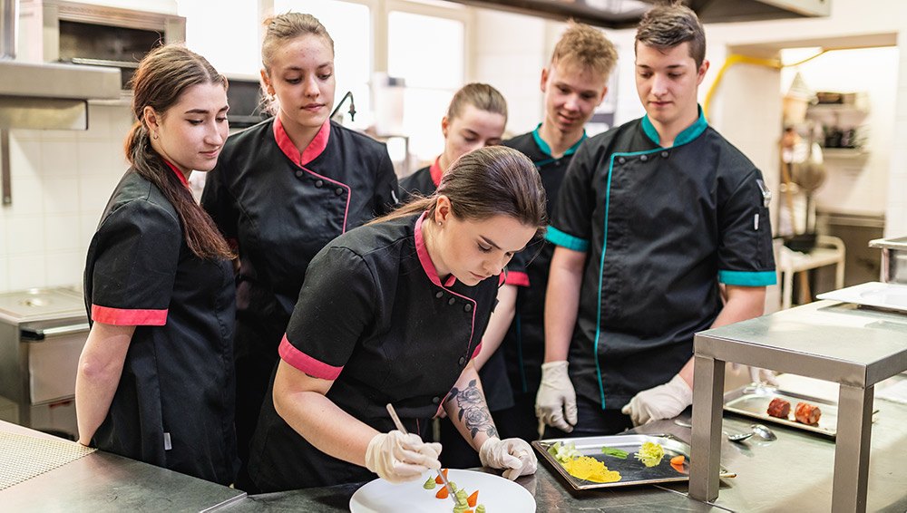 studenti kuchaře při praxi