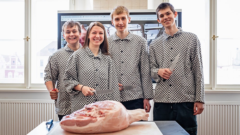 studenti při praxi řezníka