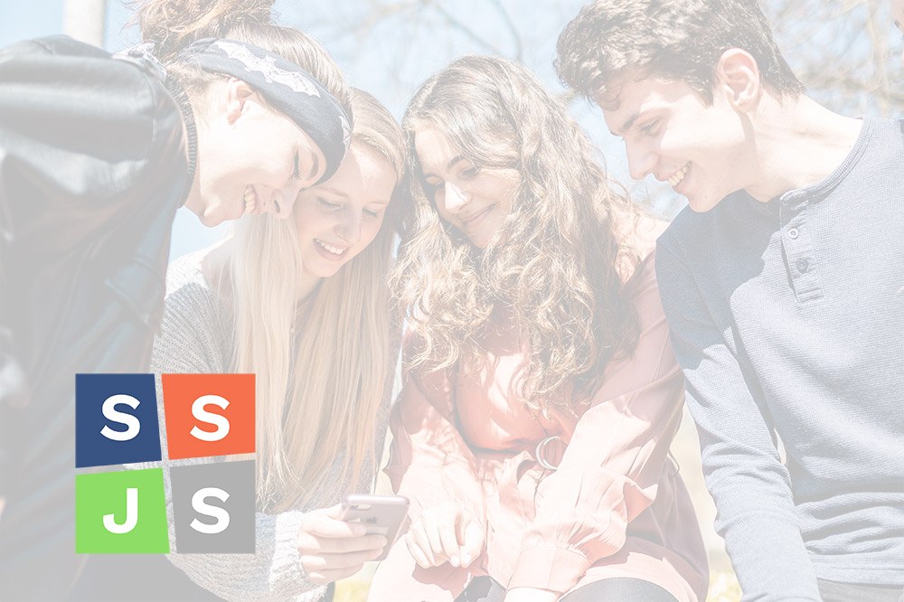 pozadí se studenty a logem školy