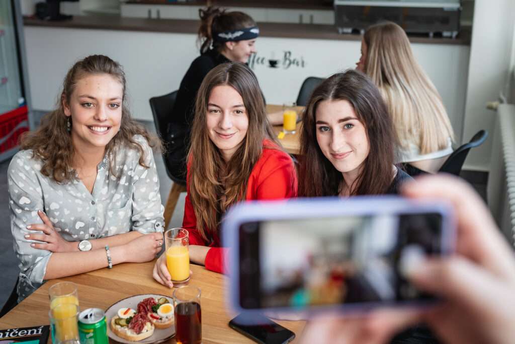 Studenti s mobilem