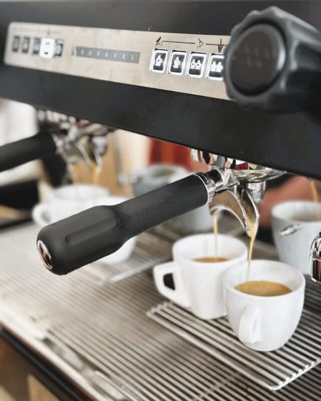 ☕Baristický kurz ☕– duben 2025
V dubnu jsme se pustili do voňavého dobrodružství – baristického kurzu! Dozvěděli jsme se spoustu zajímavostí o kávě, naučili se připravit espresso, cappuccino i další kávové speciality a hlavně – pořádně jsme si to užili 🙂
Pod dohledem zkušené baristky @barovy_institut jsme zkoušeli správné mletí, tempování, šlehání mléka a někteří z nás zvládli i první pokusy o latte art. Kromě praktických dovedností jsme se dozvěděli i něco o původu kávových zrn a jak by měl barista správně vystupovat k hostům.
Kurz měl skvělou atmosféru.
Díky všem, kteří se zapojili – a už teď se těšíme na další kávová setkání!